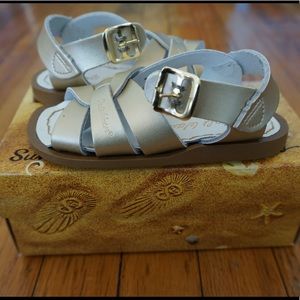 BNIB/NWT Gold Salt Water Sandals. Sz 6 Toddler